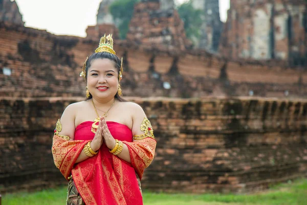 Porträt Lächelnde Asiatin Thailändischen Kleid Zollt Vor Altem Pagodenhintergrund Respekt — Stockfoto