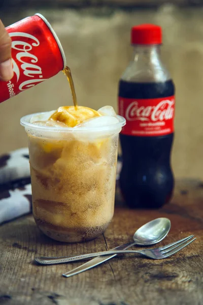 2022 남자가 바닐라 아이스크림에 콜라를 — 스톡 사진