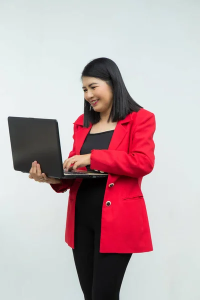 Retrato Confiado Mujer Asiática Mediana Edad Con Chaqueta Roja Usando — Foto de Stock