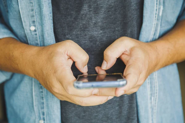 Cerca Hombre Sosteniendo Mensajes Texto Chateando Con Amigo Con Teléfono — Foto de Stock