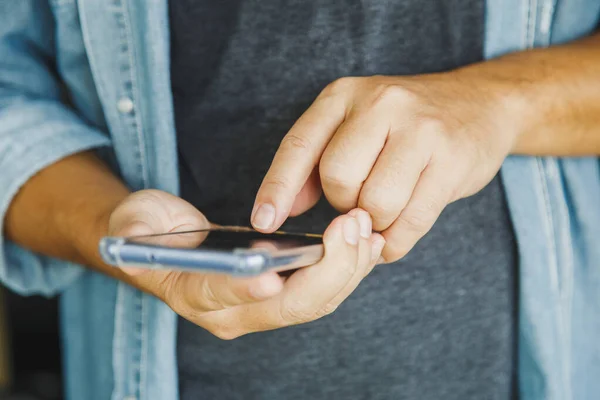 Cerca Hombre Sosteniendo Mensajes Texto Chateando Con Amigo Con Teléfono — Foto de Stock