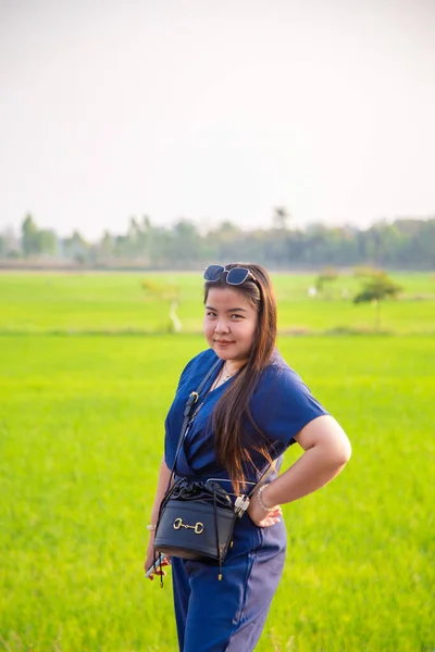 Porträtt Leende Asiatisk Kvinna Blå Casual Wear Står Framför Risfält — Stockfoto