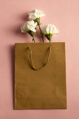 Hediye çantasındaki çiçekler..