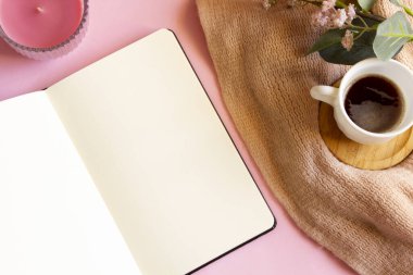 Boş çarşaf, kahve fincanı, çiçekler ve mum. Espacio para texto