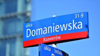 Varşova, Polonya. 4 Ekim 2021. Varşova 'da sokak tabelası. Mimari detay. Domaniewska Caddesi.