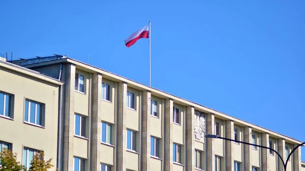 Πολωνική Σημαία Στο Κατάρτι Στην Οροφή Του Κτιρίου — Φωτογραφία Αρχείου