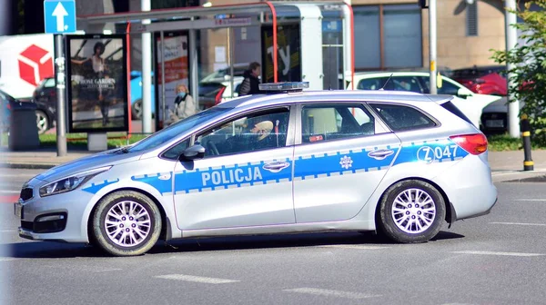 ポーランドのワルシャワ 2021年10月4日 警察の車の中の通りの警察官 警察のサイン — ストック写真