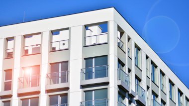 Modern apartman binası. Modern şehir mimarisi ve bina cephesinin ayrıntıları. Güneş ışığı.