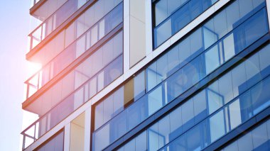 Modern apartman binası. Modern şehir mimarisi ve bina cephesinin ayrıntıları. Güneş ışığı.