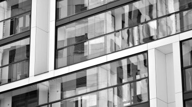 Modern apartman binası. Modern şehir mimarisi ve bina cephesinin ayrıntıları. Güneş ışığı.