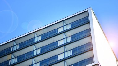 Modern apartman binası. Modern şehir mimarisi ve bina cephesinin ayrıntıları. Güneş ışığı.