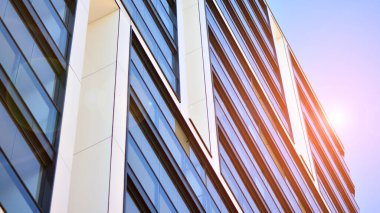 Modern apartman binası. Modern şehir mimarisi ve bina cephesinin ayrıntıları. Güneş ışığı.