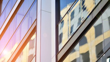 Modern apartman binası. Modern şehir mimarisi ve bina cephesinin ayrıntıları. Güneş ışığı.