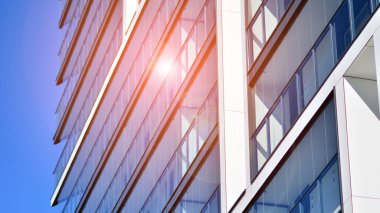 Modern apartman binası. Modern şehir mimarisi ve bina cephesinin ayrıntıları. Güneş ışığı.