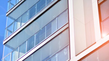 Modern apartman binası. Modern şehir mimarisi ve bina cephesinin ayrıntıları. Güneş ışığı.