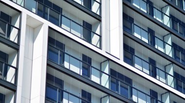 Modern apartman binası. Modern şehir mimarisi ve bina cephesinin ayrıntıları. Güneş ışığı.