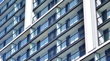 Modern apartman binası. Modern şehir mimarisi ve bina cephesinin ayrıntıları. Güneş ışığı.