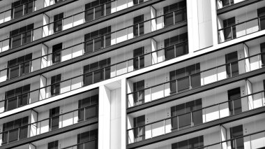 Modern apartman binası. Modern şehir mimarisi ve bina cephesinin ayrıntıları. Güneş ışığı.