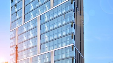 Modern apartman binası. Modern şehir mimarisi ve bina cephesinin ayrıntıları. Güneş ışığı.