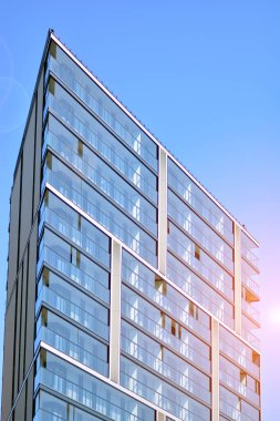 Modern apartman binası. Modern şehir mimarisi ve bina cephesinin ayrıntıları. Güneş ışığı.