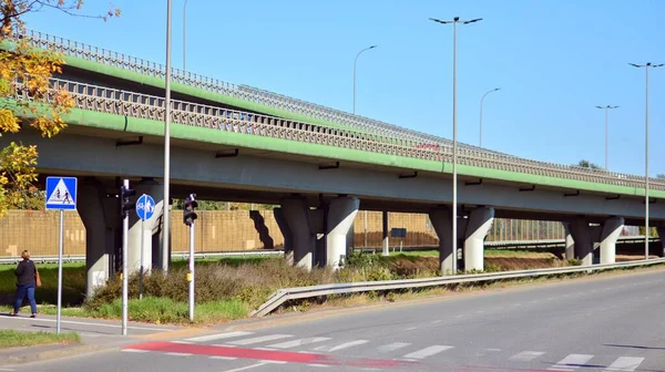 Міст Проти Блакитного Неба Автомагістраль Літає Підняті Дороги Сонячний День — стокове фото