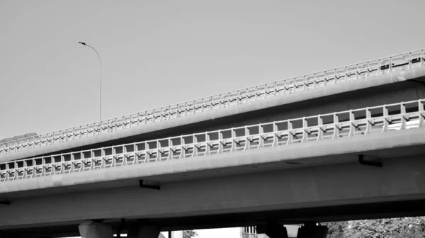Puente Contra Cielo Azul Vuelo Autopista Carreteras Elevadas Día Soleado —  Fotos de Stock