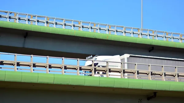 Broen Mod Den Blå Himmel Motorvejsoverflyvning Forhøjede Veje Solskinsdag - Stock-foto