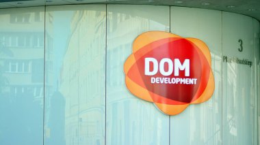 Varşova, Polonya. 4 Ekim 2021. Dom Development 'ı imzala. Şirket tabelaları Dom Geliştirme.