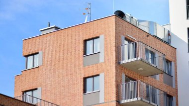 Modern apartman binası. Modern şehir mimarisi ve bina cephesinin ayrıntıları. Güneş ışığı.