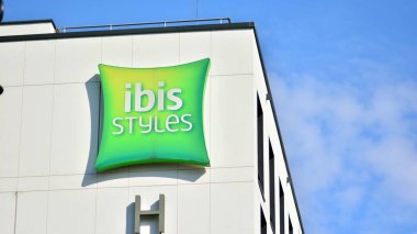 Varşova, Polonya. 4 Ekim 2021. Ibis Styles 'ı imzala. Şirket tabela Ibis Biçimleri.