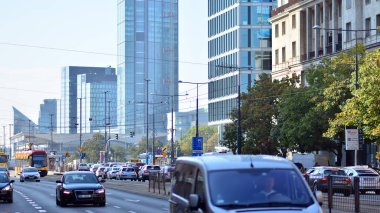 Varşova, Polonya. 4 Ekim 2021. Varşova şehir merkezi Aleje Jerozolimskie yolunda trafik  