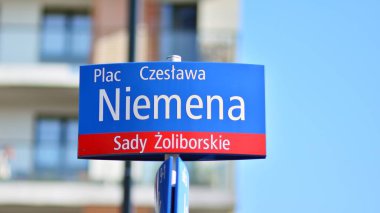 Varşova, Polonya. 4 Ekim 2021. Varşova 'da sokak tabelası. Mimari detay. Czeslawa Niemena Meydanı