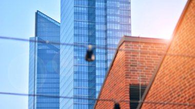 Şirket mimari binası. Yeni modern ofis binası. Çağdaş cam mimari binasının desenli mavi camı. Güneş ışığı.