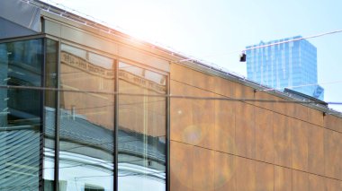 Şirket mimari binası. Yeni modern ofis binası. Çağdaş cam mimari binasının desenli mavi camı. Güneş ışığı.