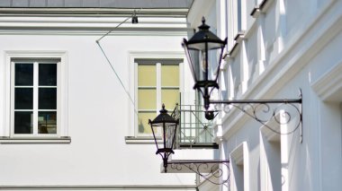 Yenilenmiş eski bir apartman, bir bina manzarası.
