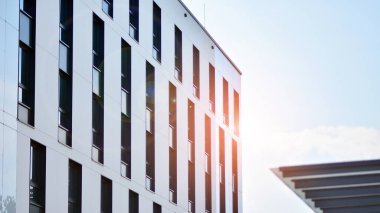 Şirket mimari binası. Yeni beyaz modern ofis binası. Güneş ışığı.