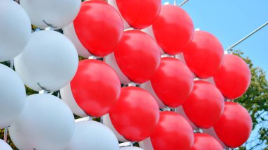 Kırmızı ve beyaz balonlardan yapılmış bir İsviçre bayrağı parçası.