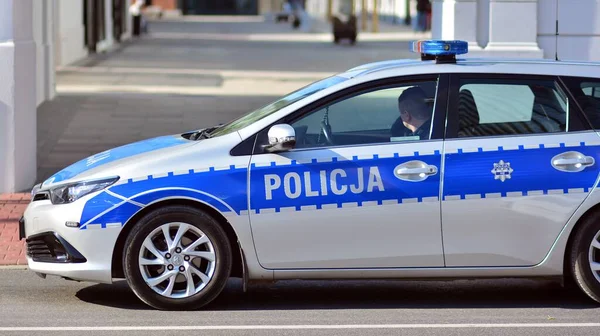 ポーランドのワルシャワ 2021年10月4日 警察の車の中の通りの警察官 警察のサイン — ストック写真
