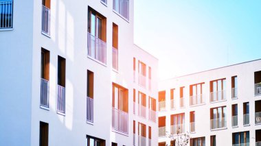 Modern ve yeni apartman. Çok katlı modern, yeni ve şık apartmanlar..