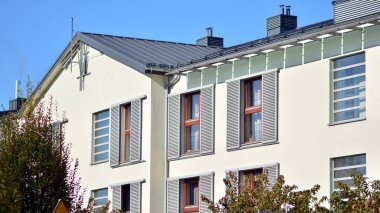 Modern ve yeni apartman. Çok katlı modern, yeni ve şık apartmanlar..