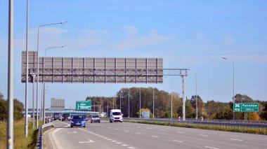 Varşova, Polonya. 10 Ekim 2021. Varşova S2 'nin güney baypasındaki yol ve tabelaların görüntüsü.