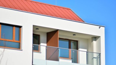 Modern ve yeni apartman. Çok katlı modern, yeni ve şık apartmanlar..