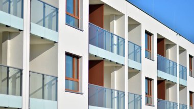 Modern ve yeni apartman. Çok katlı modern, yeni ve şık apartmanlar..