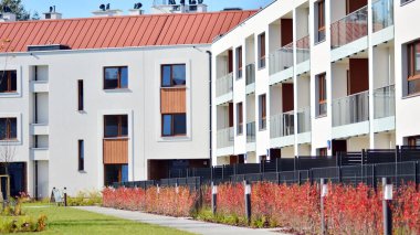 Modern ve yeni apartman. Çok katlı modern, yeni ve şık apartmanlar..