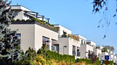 Yeni bir gelişim bölgesinde yeni bir aile evi. Modern görünüşlü bir ev..  