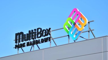 Varşova, Polonya. 10 Ekim 2021. Multi Box Park Handlowy 'yi imzala. Şirketin tabela Multi Box Park Handlowy.