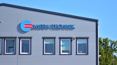 Varşova, Polonya. 10 Ekim 2021. Mera Technik şirketinin Mera Technik tabelasını imzalayın.