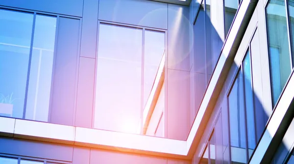 Сучасна Офісна Будівля Скляним Фасадом Чистому Фоні Неба Прозора Скляна — стокове фото