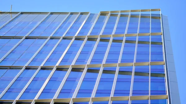 Moderno Edificio Oficinas Con Fachada Cristal Sobre Fondo Cielo Claro — Foto de Stock