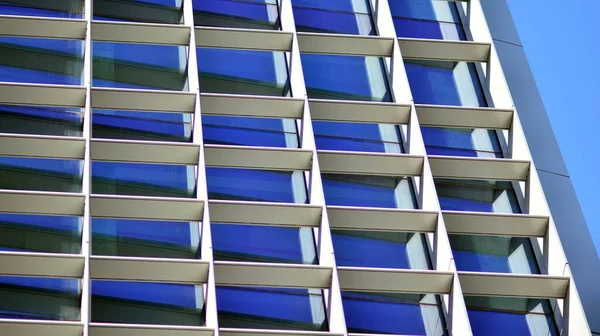Modernes Bürogebäude Mit Glasfassade Vor Klarem Himmel Transparente Glaswand Eines — Stockfoto